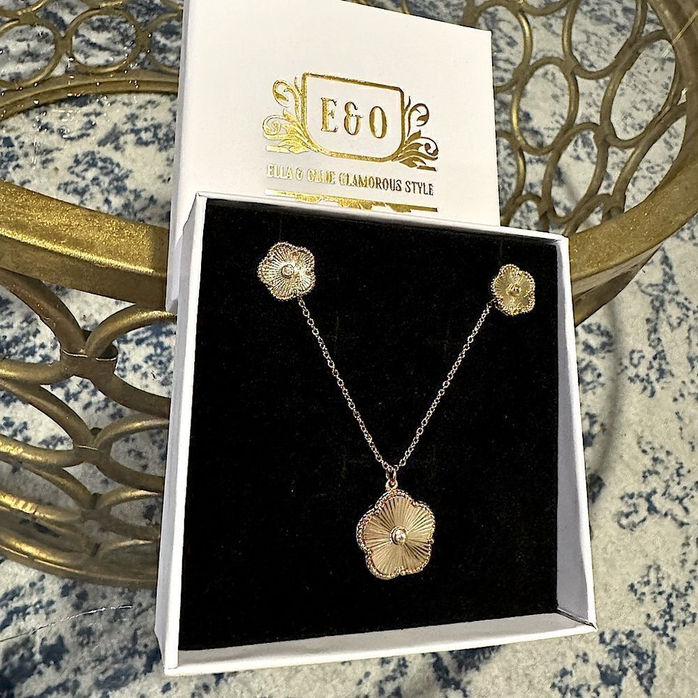 18 K GOLD PLATED LUCKY CLOVER EARRINGS AND NECKLACE SET WITH ACCENT DIAMOND